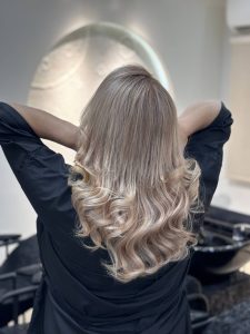 خدمات رنگ و لایت تخصصی مو در سالن دو خواهر واقع در رشت معلم