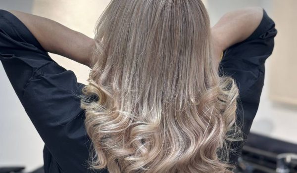 خدمات رنگ و لایت تخصصی مو در سالن دو خواهر واقع در رشت معلم