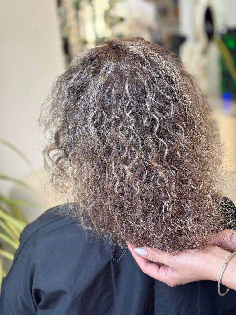 احیا مو وز و خشک در رشت | درمان تخصصی مو در سالن زیبایی دو خواهر