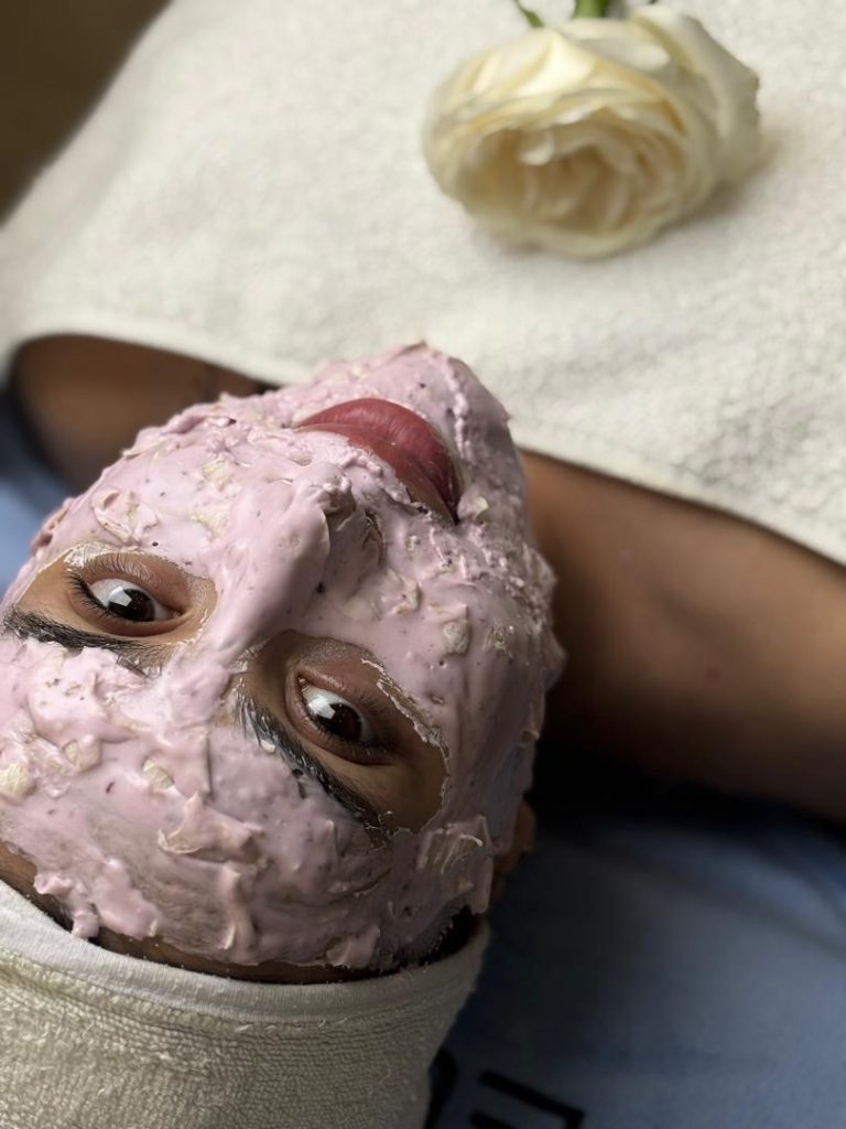 پاکسازی پوست | بهترین راه‌های پاکسازی پوست در منزل و سالن دو خواهر رشت