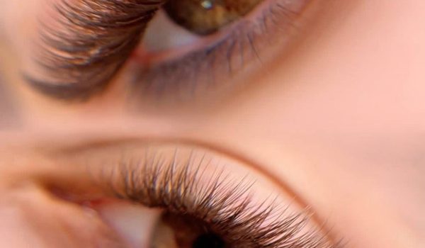 کاشت مژه طبیعی در رشت | مژه‌ای ظریف و ماندگار در سالن زیبایی دو خواهر